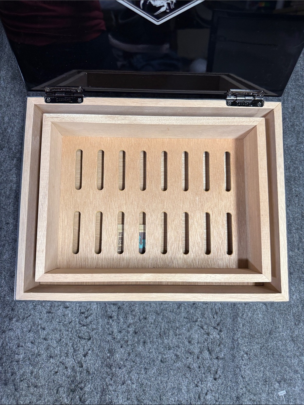 Camacho Black Gloss Finish Cigar Box - Picture 5 of 14